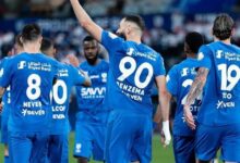 لاعبو نادي الهلال السعودي تظهر عليهم علامات الحسرة رغم الفوز في الملعب
