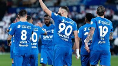 لاعبو نادي الهلال السعودي تظهر عليهم علامات الحسرة رغم الفوز في الملعب