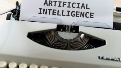 هاتف ذكي يعرض تطبيق تنظيم وقت مدعوم بالذكاء الاصطناعي مع رسوم بيانية للإنتاجية.