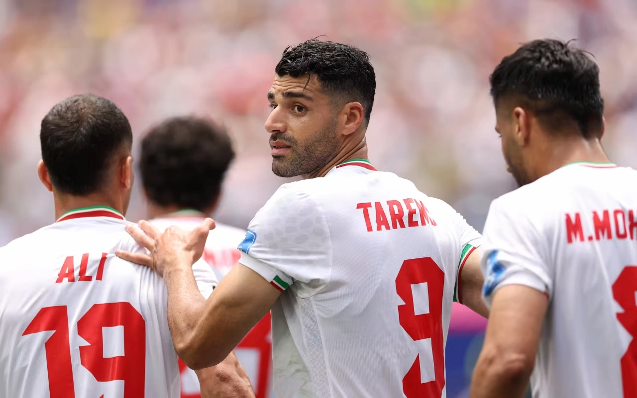 رسالة وداع منتخب إيران لمدينة لوس أنجلوس على عشب الملعب بعد مباراة بلجيكا.