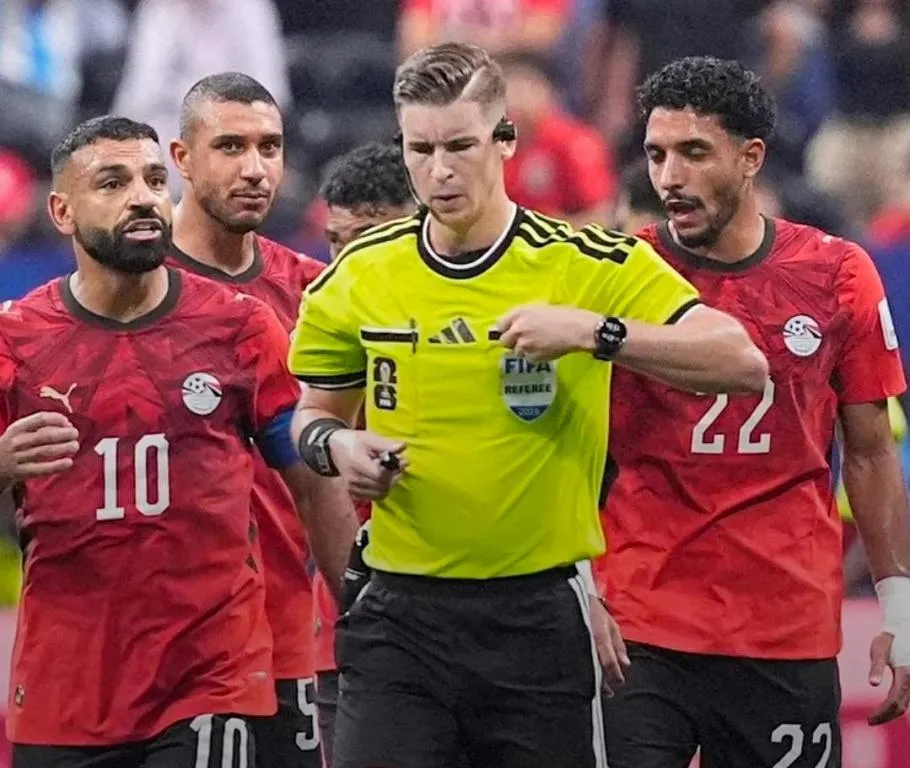 التحكيم يغتال حلم الفراعنة.. هجوم إلكتروني يغلق حساب حكم مباراة مصر والأرجنتين!
