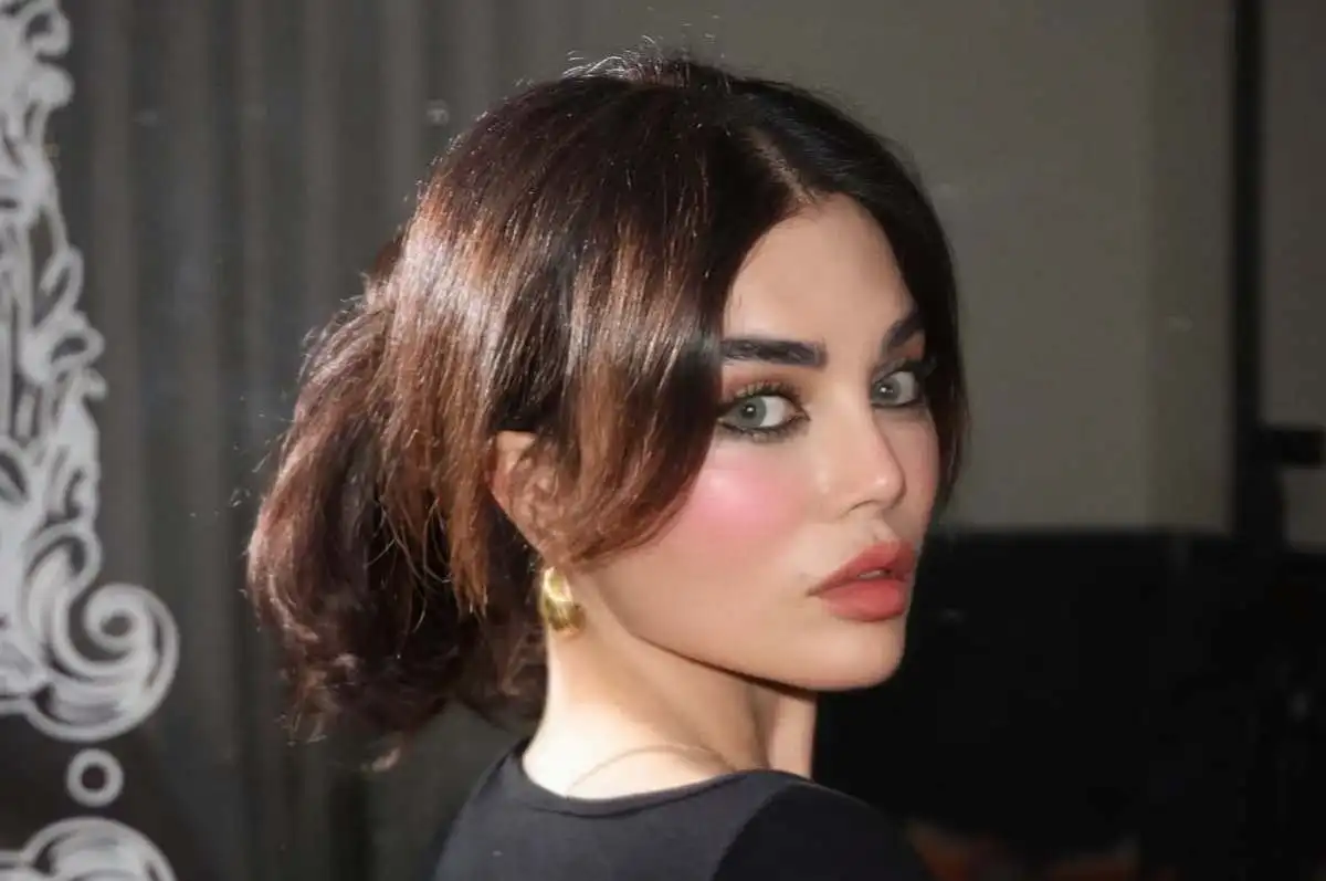 تمزق فستان هيفاء وهبي على المسرح في بيروت