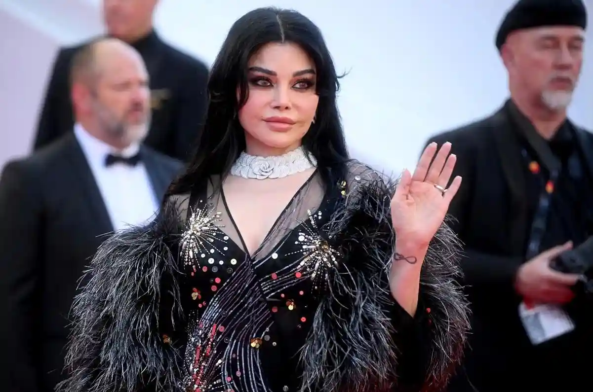 مكياج وشعر هيفاء وهبي في حفلها الأخير يخطف الأنظار