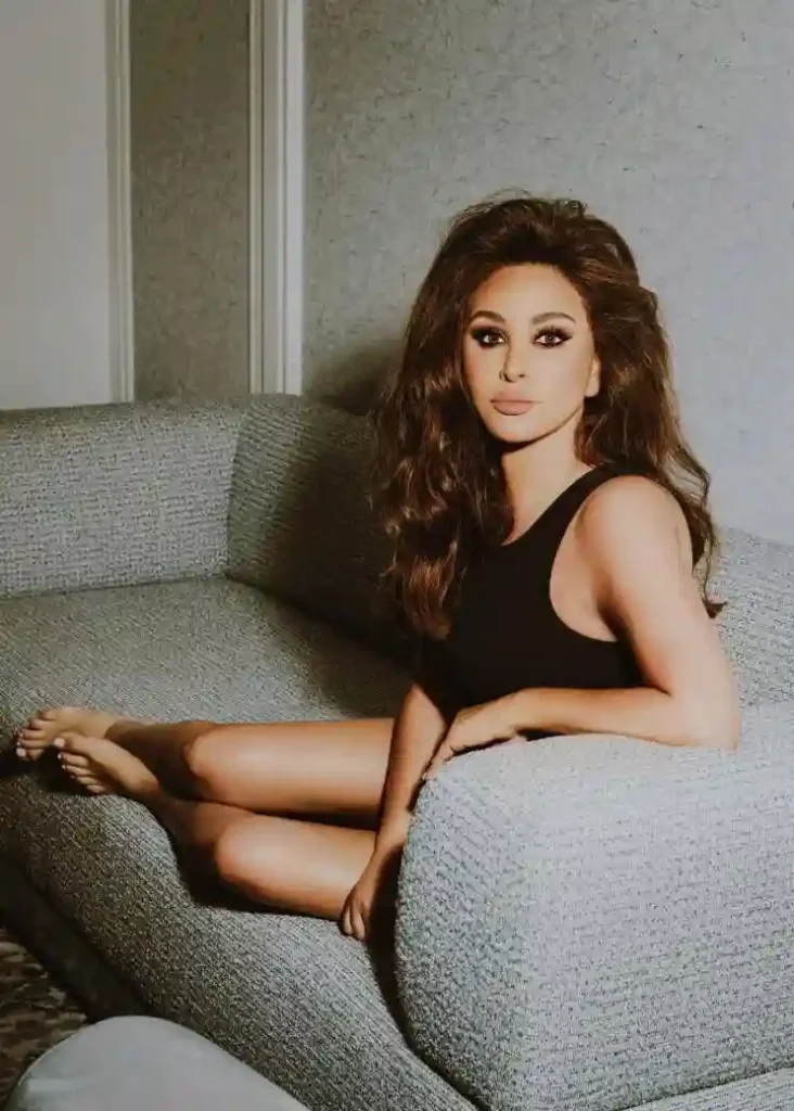 إليسا تخطف الأنظار بإطلالة استثنائية تستوحى من سحر حقبة السبعينيات
