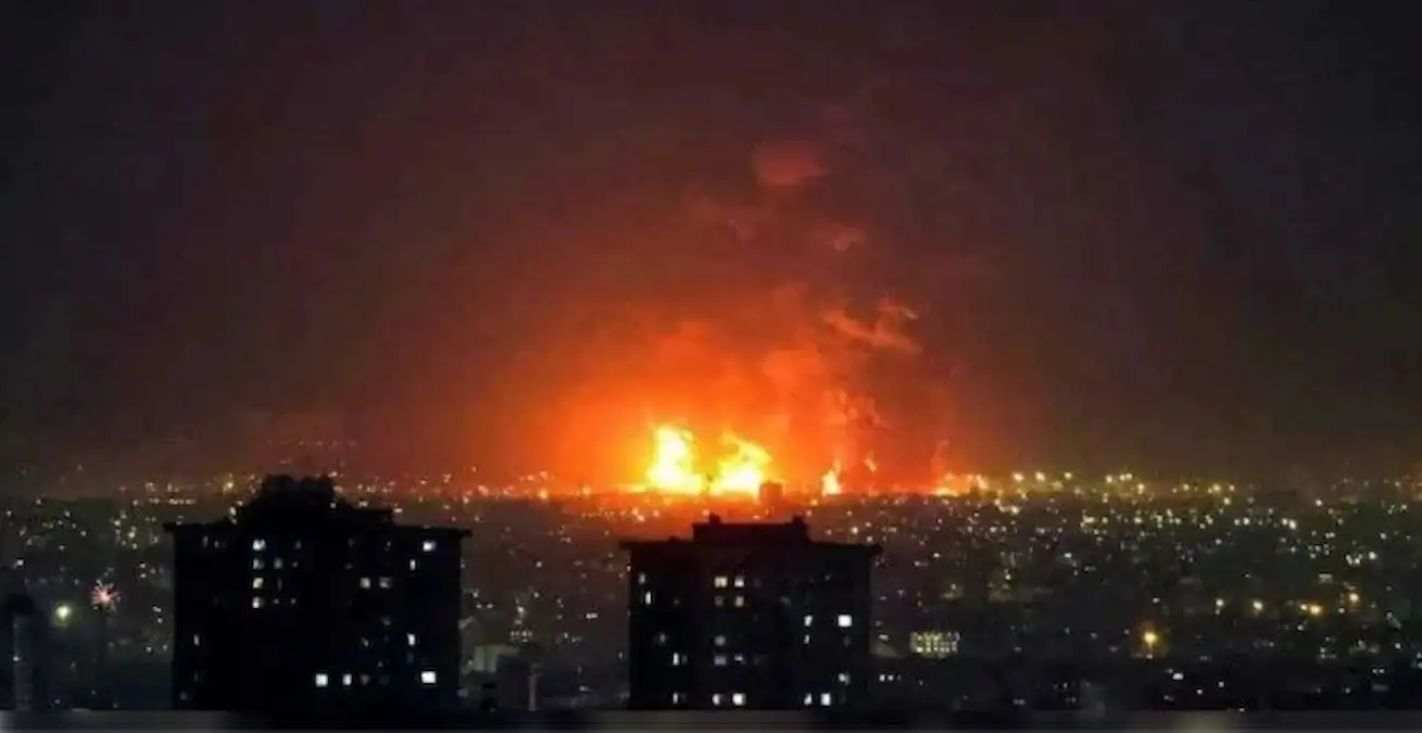 دوي انفجارات عنيفة قرب مضيق هرمز.. الدفاعات الإيرانية تتصدى لأهداف جوية فوق جزيرة قشم