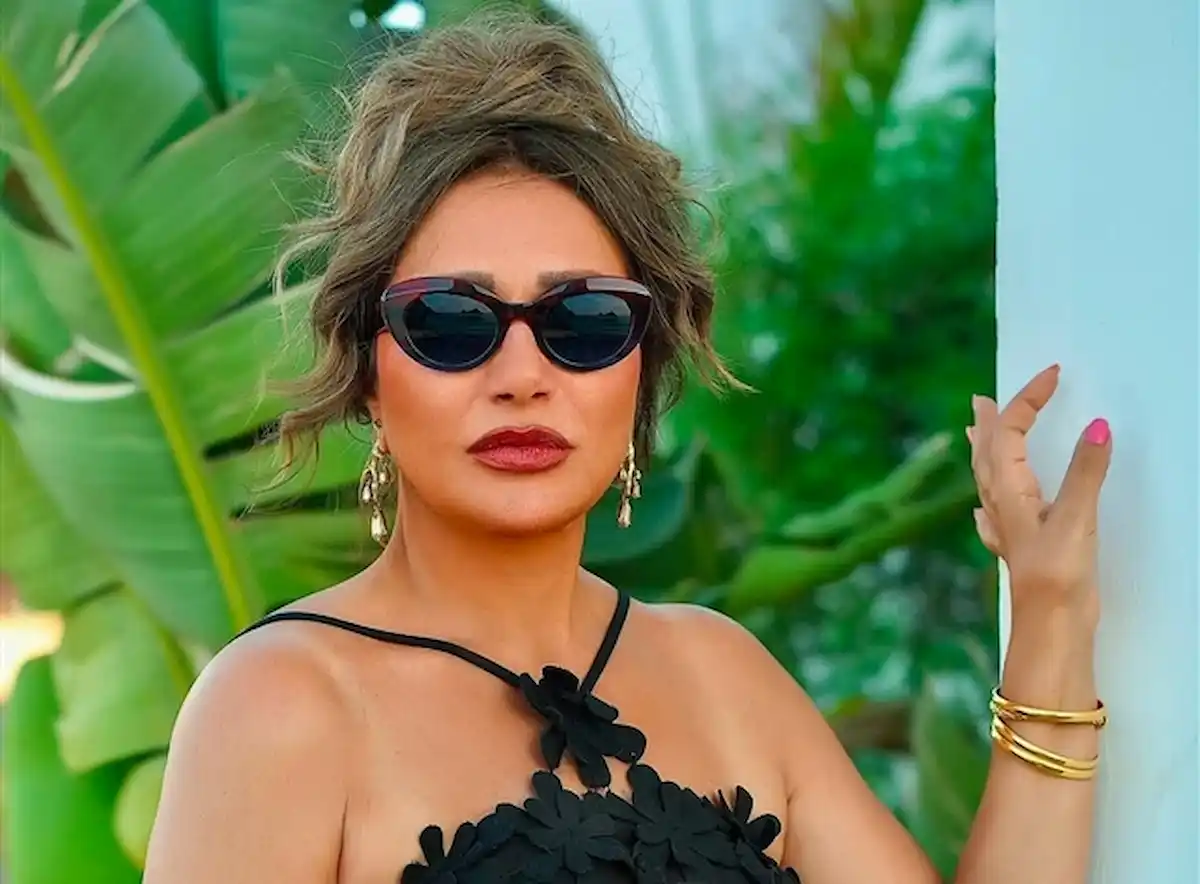 بشورت قصير وحذاء كاوبوي ليلى علوي تفجر موضة الصيف بجرأة غير مسبوقة