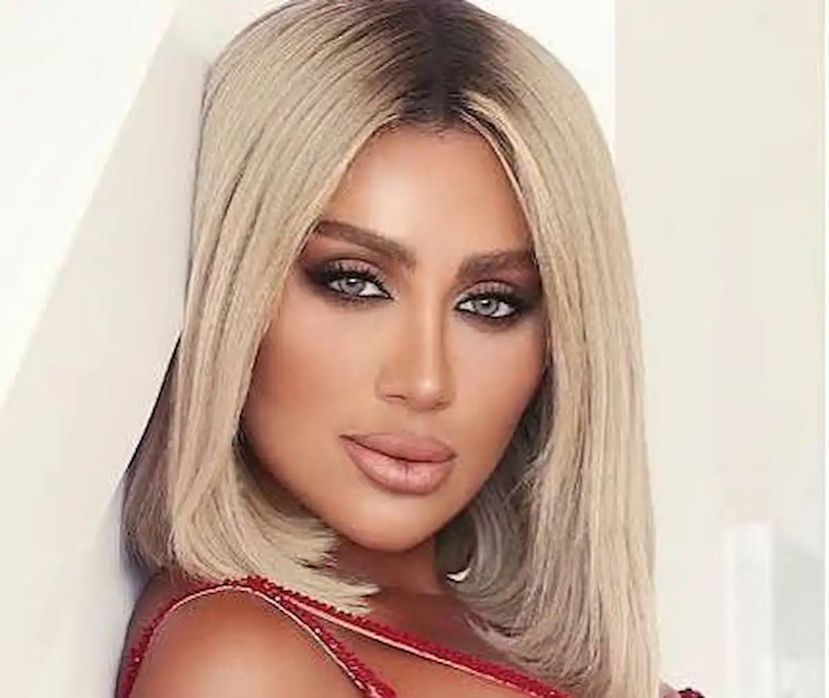 مايا دياب بفستان ميتاليك فضي على البوسفور.. إطلالة Chainmail تعيد ثورة باكو رابان وفيرساتشي