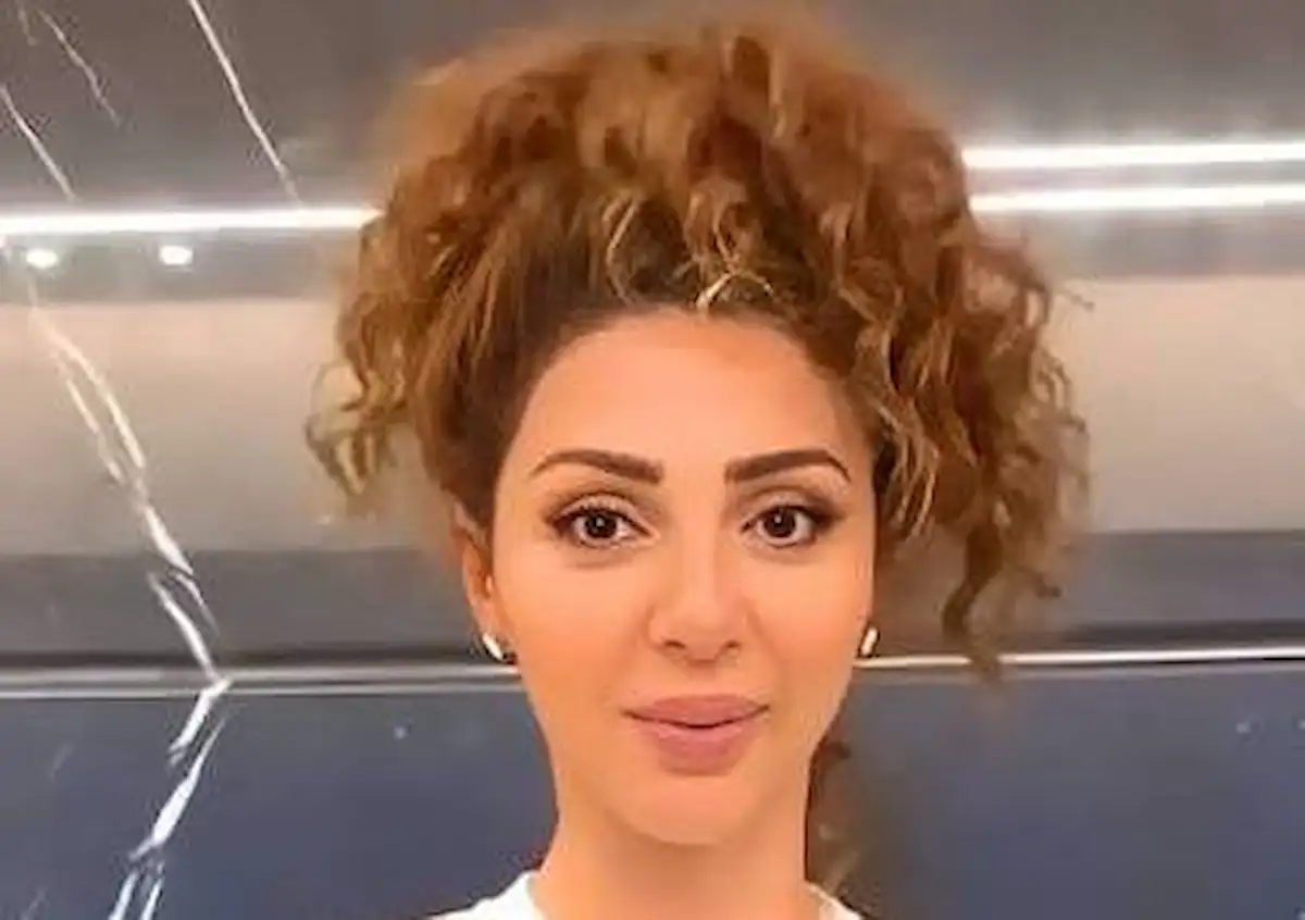 ميريام فارس تقلب الموازين.. من شورت الـ Boxer الرجالي إلى غلالة حمراء جريئة في المنزل!