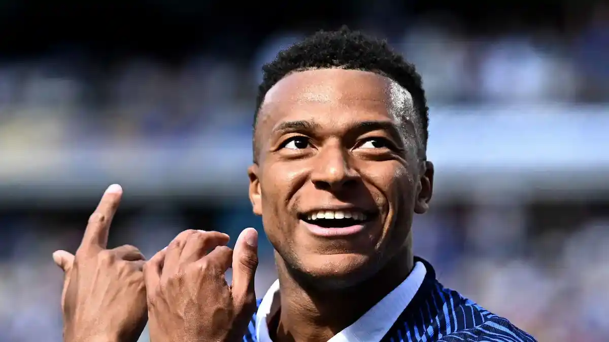 مبابي يتربع على عرش ريال مدريد ويحصد أولى جوائزه الرسمية
