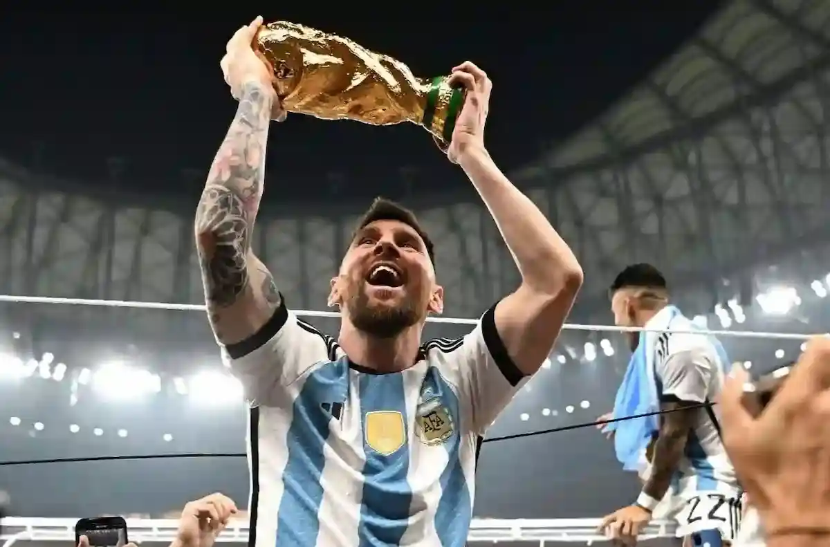 اعتزال ليونيل ميسي دولياً برسالة بخط اليد.. وسر "قلم آلة الزمن" يثير حيرة الجماهير