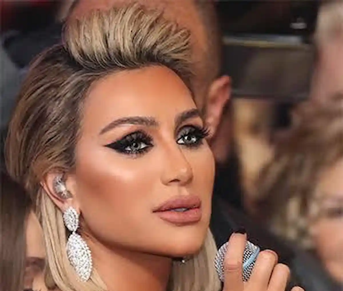 مايا دياب بفستان أحمر