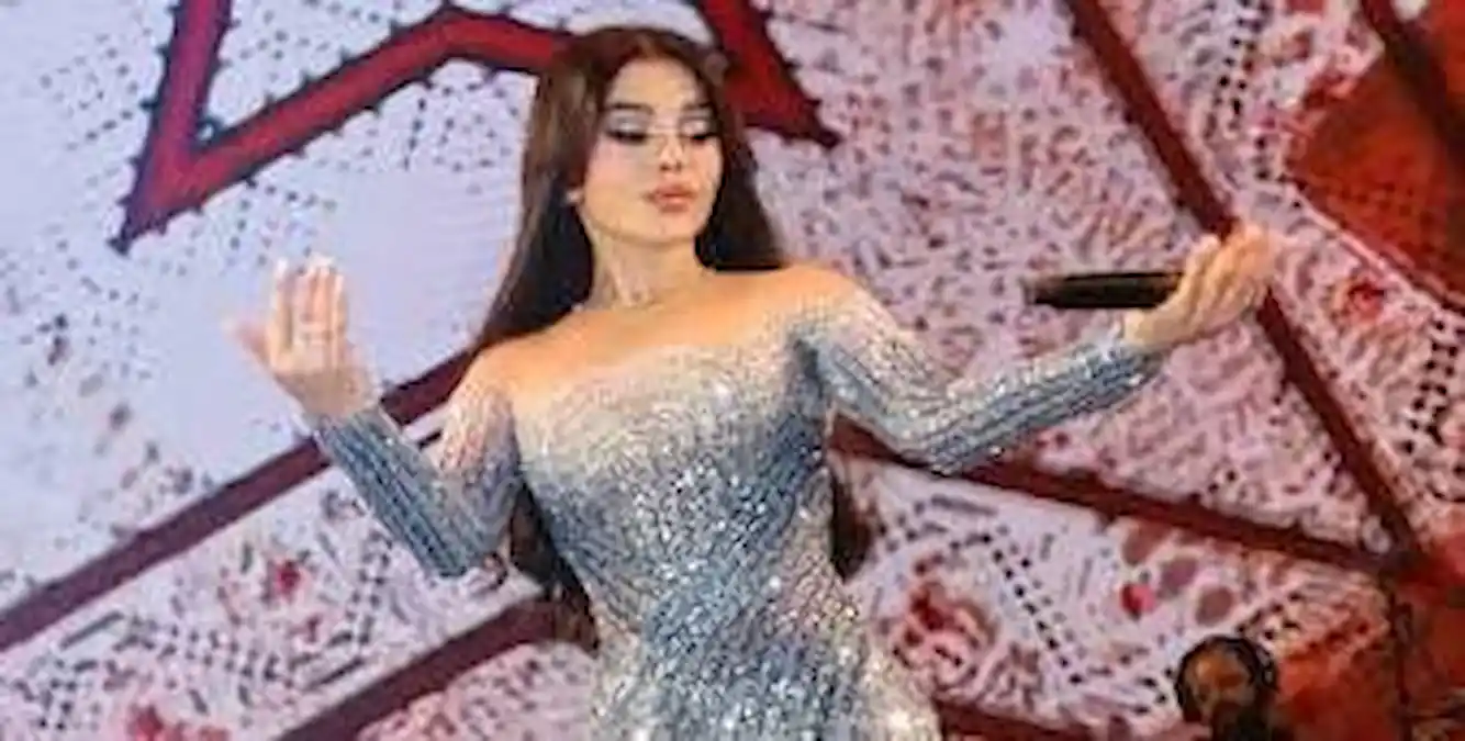 هيفاء وهبي تخطف الأنظار بفستان دانتيل شفاف في عرض Dolce & Gabbana بميلانو 2027