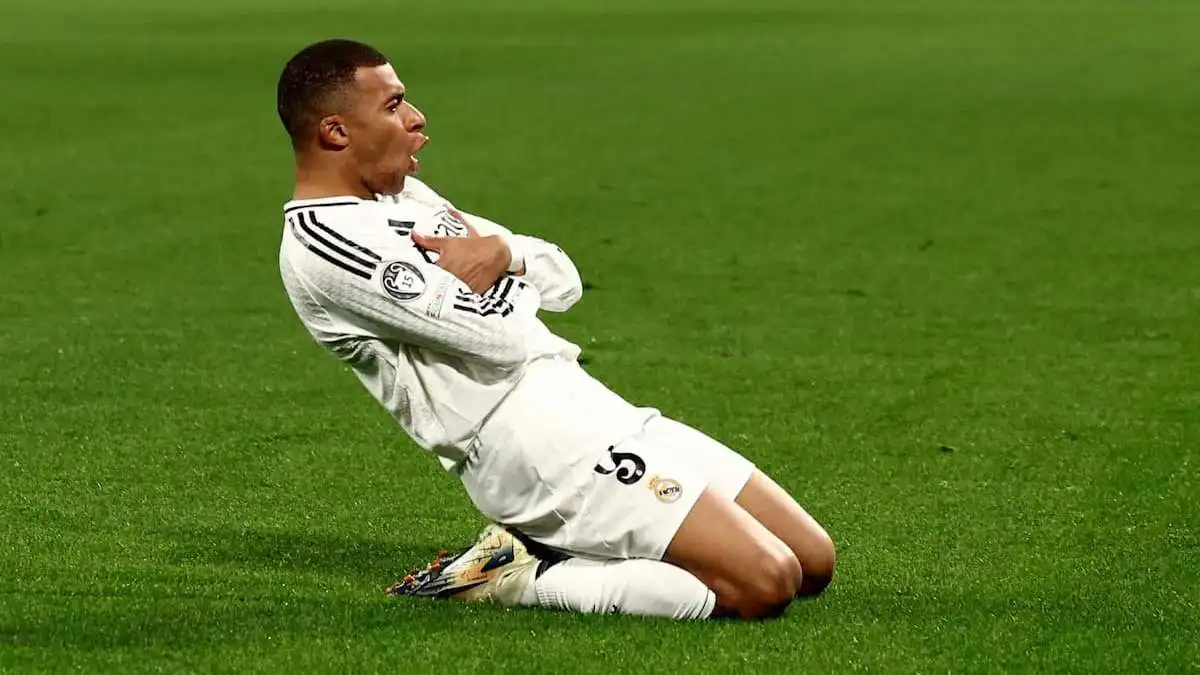 كورتوا يكشف نضحك على صور ديكتاتور مبابي في غرفة ملابس ريال مدريد