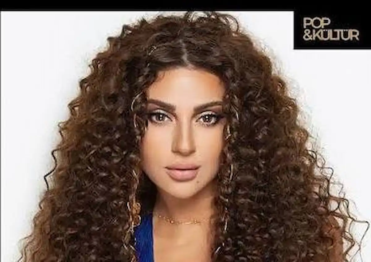 الفنانة ميريام فارس تصل إلى أمستردام بحقيبة ضخمة