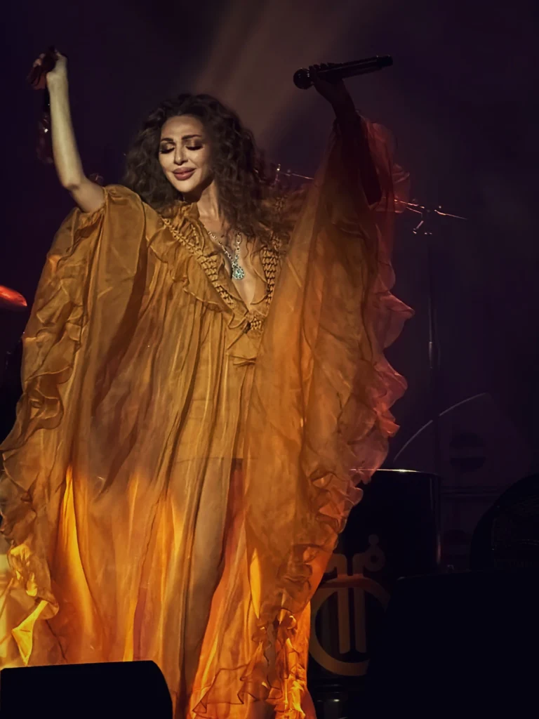 ميريام فارس ترقص
